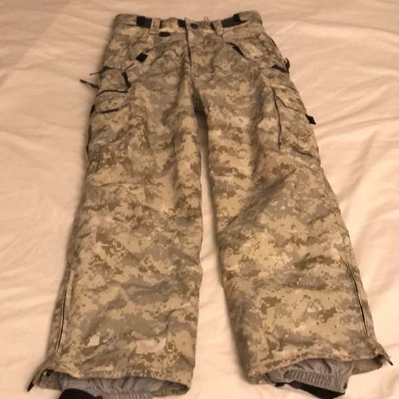E408 Camo Snow Pants